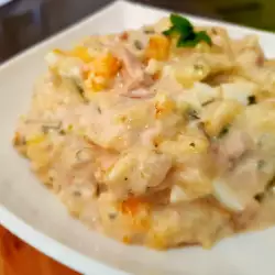 Eiersalat mit Kartoffeln und Mayonnaise