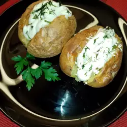 Aromatische gefüllte Kartoffeln