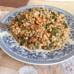 Warmer Salat mit Buchweizen und Spinat