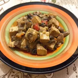Philippinisches Gericht Sisig mit Tofu und Pilzen