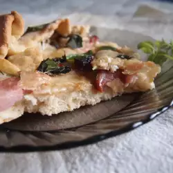 Focaccia mit Bacon, Pilzen und Käse