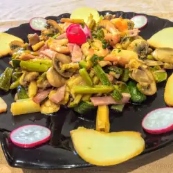 Warme Vorspeise mit Garnelen, Pilzen und Zucchini