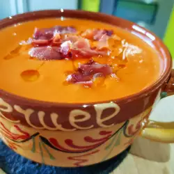 Spanische Suppe mit Jamón