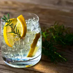 Cocktail mit trockenem Wermut