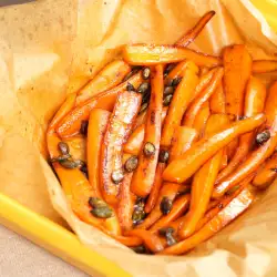 Glasierte Karotten mit Kürbiskernen