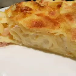 Französisches Gratin mit Käse und Schinken (Gratin de pâtes au jambon)