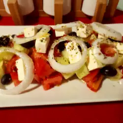 Griechischer Salat mit Feta und Oliven