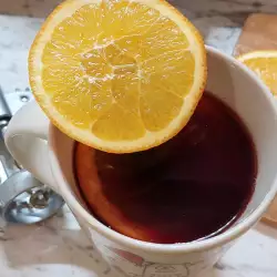 Glühwein mit Honig und Orangen