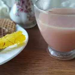 Israelischer Tee mit Milch