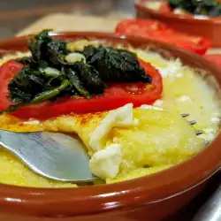 Kachamak aus dem Ofen mit Tomaten und Spinat