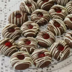 Kakaoplätzchen mit weißer Schokolade und Erdbeergelee