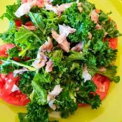 Salat mit Grünkohl und Tomaten