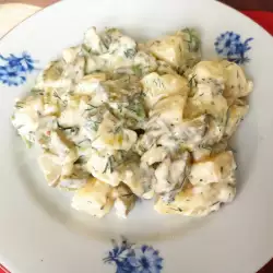 Kartoffelsalat mit Zwiebeln und Mayonnaise