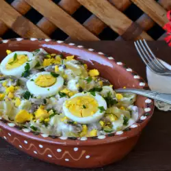 Kartoffelsalat mit Thunfisch, Pilzen und gekochten Eier