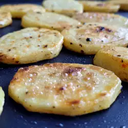 Kartoffeln auf der Grillplatte