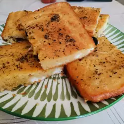 Maiskuchen mit Käse und Oliven