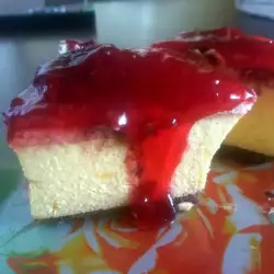 Keto Cheesecake mit Himbeeren und Erdbeeren