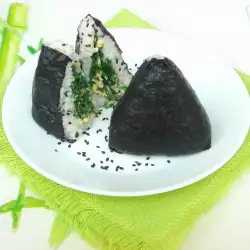 Dreieckige Kimbap mit Spinat und Eiern