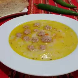 Klassische Suppe mit Hackbällchen mit Aufbau