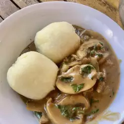 Knödel mit Pilzsoße