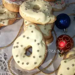 Haltbare Weihnachtsplätzchen mit weißem Zuckerguss
