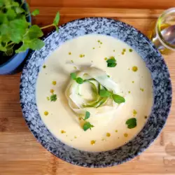 Cremesuppe von weißem Spargel