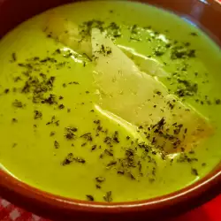 Cremesuppe aus Zucchini und Avocado mit aromatischem Käse