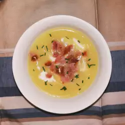 Cremesuppe aus Zucchini und Kartoffeln