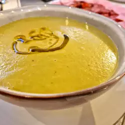 Cremesuppe aus Zucchini und Ampfer