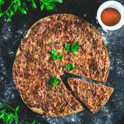 Lahmacun (türkische Pizza) auf Lavash Fladenbrot