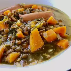 Deutsche Linsensuppe mit Würstchen