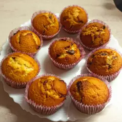 Muffins mit Zartbitterschokolade und Rosinen