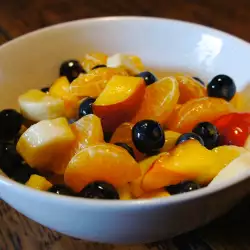 Obstsalat mit Mango und Heidelbeeren