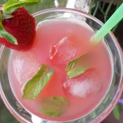 Wodka Cocktail mit Erdbeeren und Minze