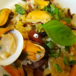 Muscheln mit braunem Reis und Basilikum