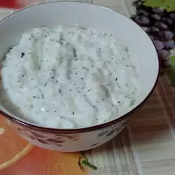Joghurtsalat mit Zucchini und Dill