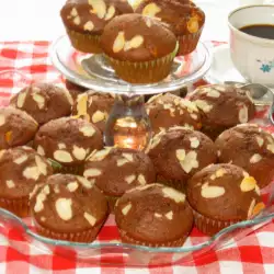 Kakao Muffins mit weißer Schokolade und Mandeln
