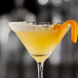 Cocktail mit Gin und Curaçao