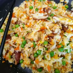 Reis mit Gemüse und Shiitake Pilzen im Wok