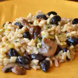 Reis mit Lauch, Pilzen und Oliven