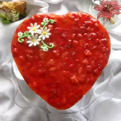 Reistorte mit Erdbeeren und Rosensirup
