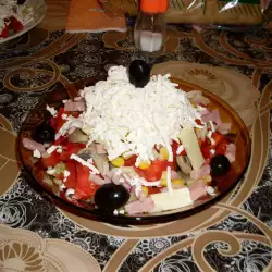 Klassischer Ovcharska Salat (Hirtensalat)