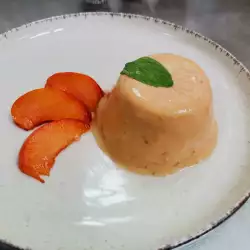 Pfirsich-Dessert mit frischer Milch