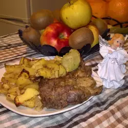 Schweinesteaks mit Gewürzen und Kartoffeln im Ofen