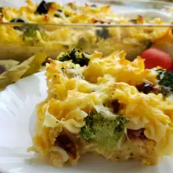 Pasta mit Brokkoli und getrockneten Tomaten im Ofen