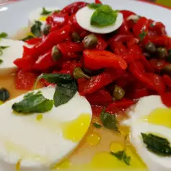 Salat aus gerösteter Paprika, Mozzarella und Kapern