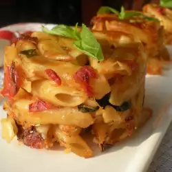 Pasta mit Tomatensoße und Basilikum