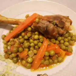 Geschmorter Hahn mit Erbsen und Karotten