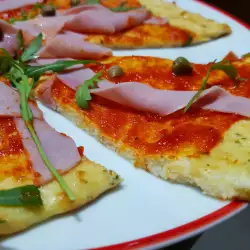 Glutenfreie Pizza mit Schinken