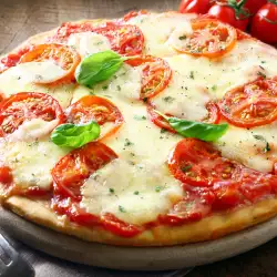 Pizza mit Käse und Olivenöl